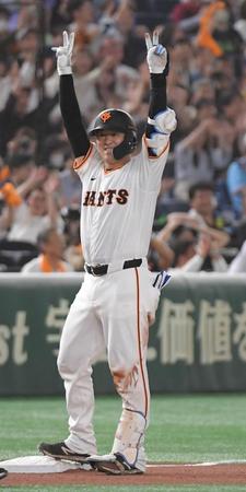 　４回、岸田は中堅に逆転適時三塁打を放つ（撮影・佐藤厚）