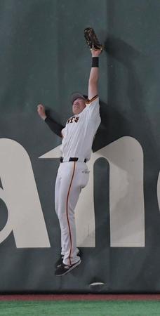 　６回、サンタナの中飛を好捕する萩尾（撮影・佐藤厚）