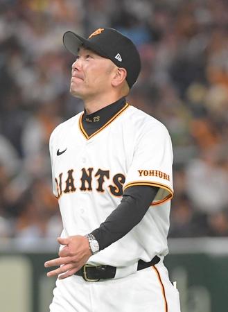 　６回、山崎伊を降板させ、ベンチに戻る阿部監督（撮影・佐藤厚）