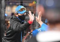 　８回、勝ち越し犠飛を放ったマルティネスを出迎える新庄監督（撮影・佐々木彰尚）