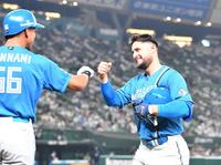 　８回、勝ち越しの犠飛を放ち、万波に出迎えられるマルティネス（撮影・佐々木彰尚）