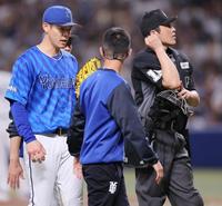 　７回途中でマウンドを降りる中川颯