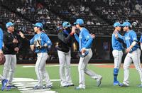 　完投で３勝目を挙げた山崎を出迎える新庄監督（撮影・佐々木彰尚）