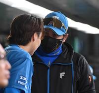 　７回裏終了時、山崎（左）と話す新庄監督（撮影・佐々木彰尚）