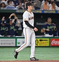 　７回、サンタナに２点適時打を浴びた西舘