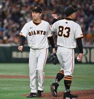 　６回表途中、降板する山崎伊（左）
