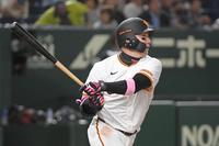 　５回、丸は右越えに勝ち越しの１号ソロを放つ（撮影・佐藤厚）
