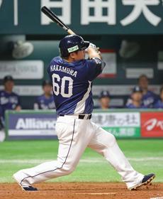 　４回、中村剛が左中間に本塁打を放つ。球団ＯＢでもある田淵幸一の通算４７４本塁打に並んだ