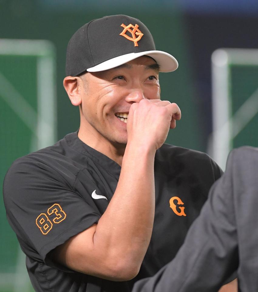 　満面の笑みを浮かべる阿部監督（撮影・佐藤厚）