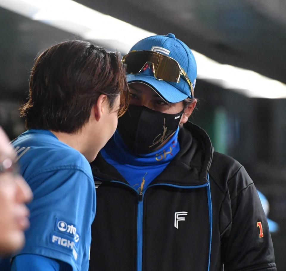 　７回裏終了時、山崎（左）と話す新庄監督（撮影・佐々木彰尚）