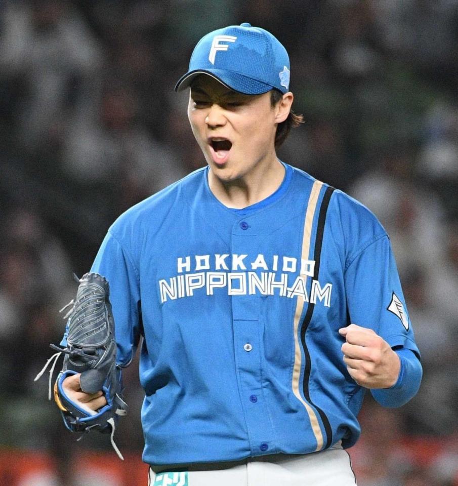 　完投で３勝目を挙げ叫ぶ山崎（撮影・佐々木彰尚）