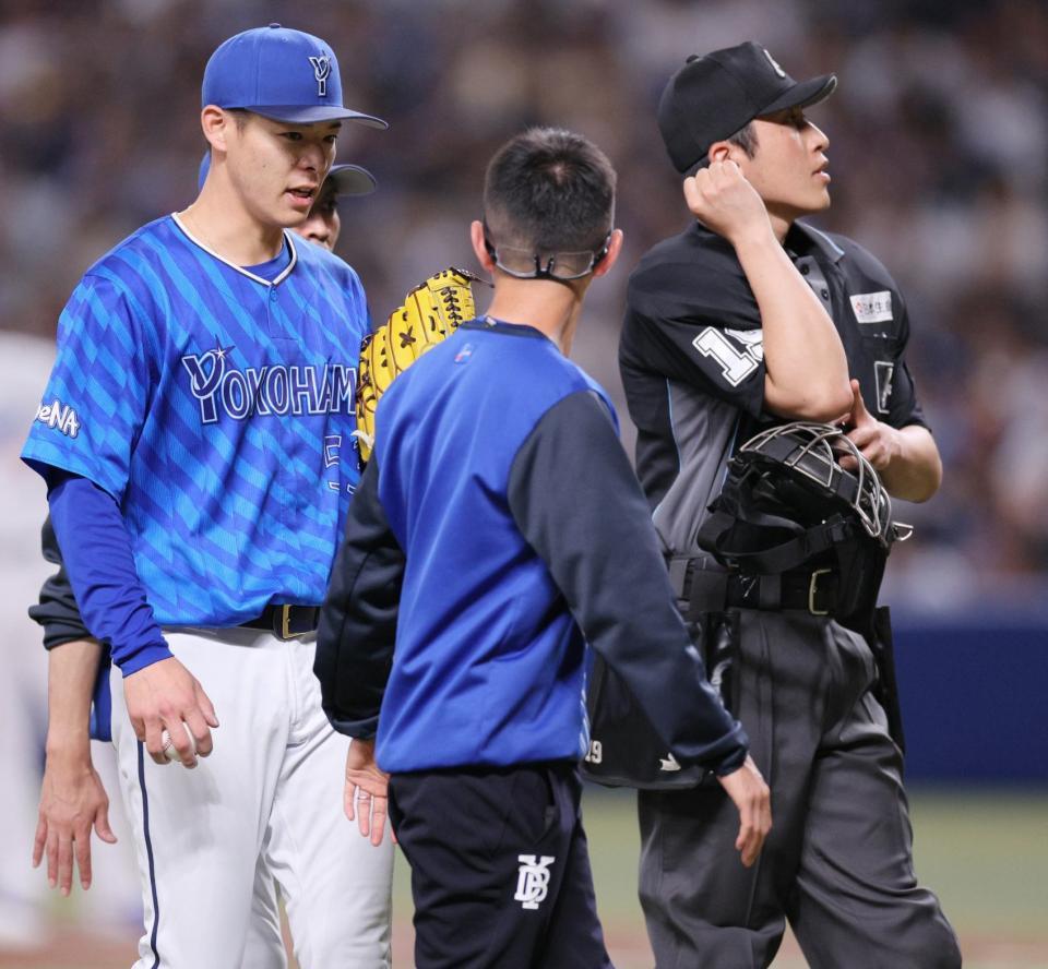 　７回途中でマウンドを降りる中川颯