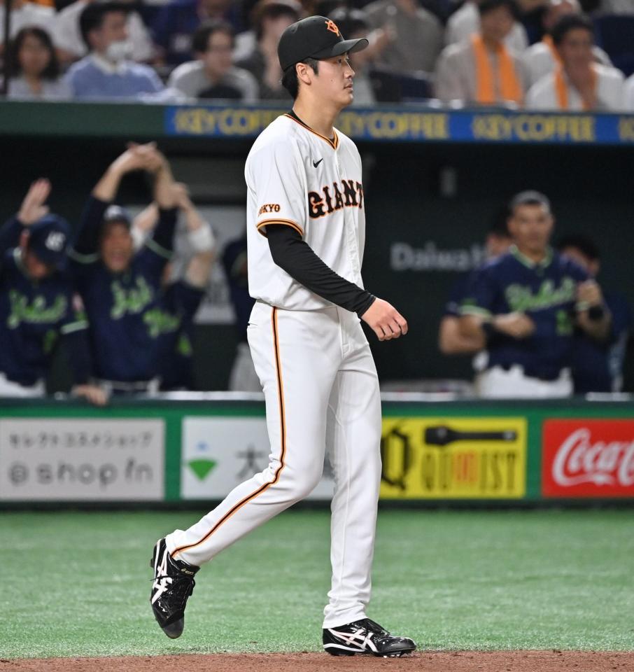 　７回、サンタナに２点適時打を浴びた西舘