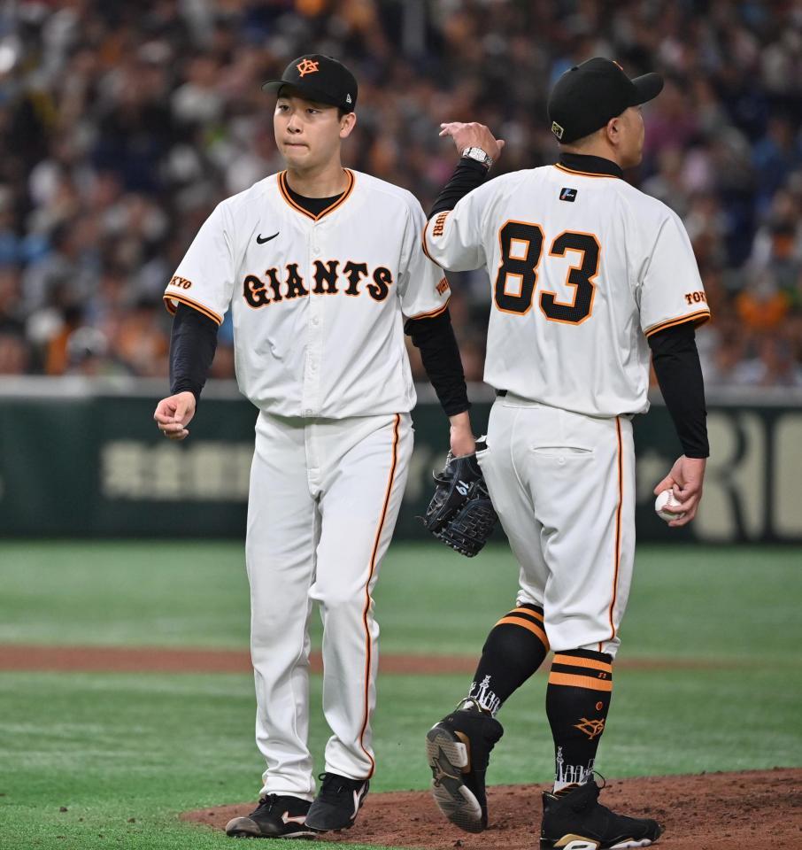 　６回表途中、降板する山崎伊（左）