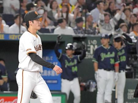 　７回、サンタナに逆転の２点適時打を打たれた西舘（撮影・佐藤厚）