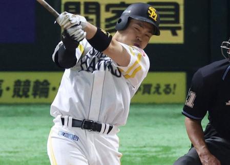 ソフトバンク近藤がランニング本塁打未遂　リクエストで判定が覆り荒い呼吸のまま天を仰ぐ