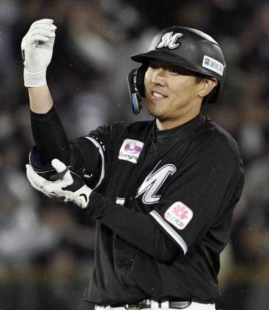 　９回、逆転の２点二塁打を放ち笑顔のロッテ・安田＝ほっともっと神戸