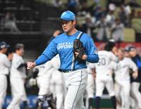 　９回、サヨナラ２ランを浴びた斎藤（撮影・佐々木彰尚）