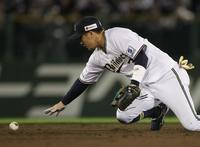 　９回、小川の打球をファンブルした安達（撮影・坂部計介）