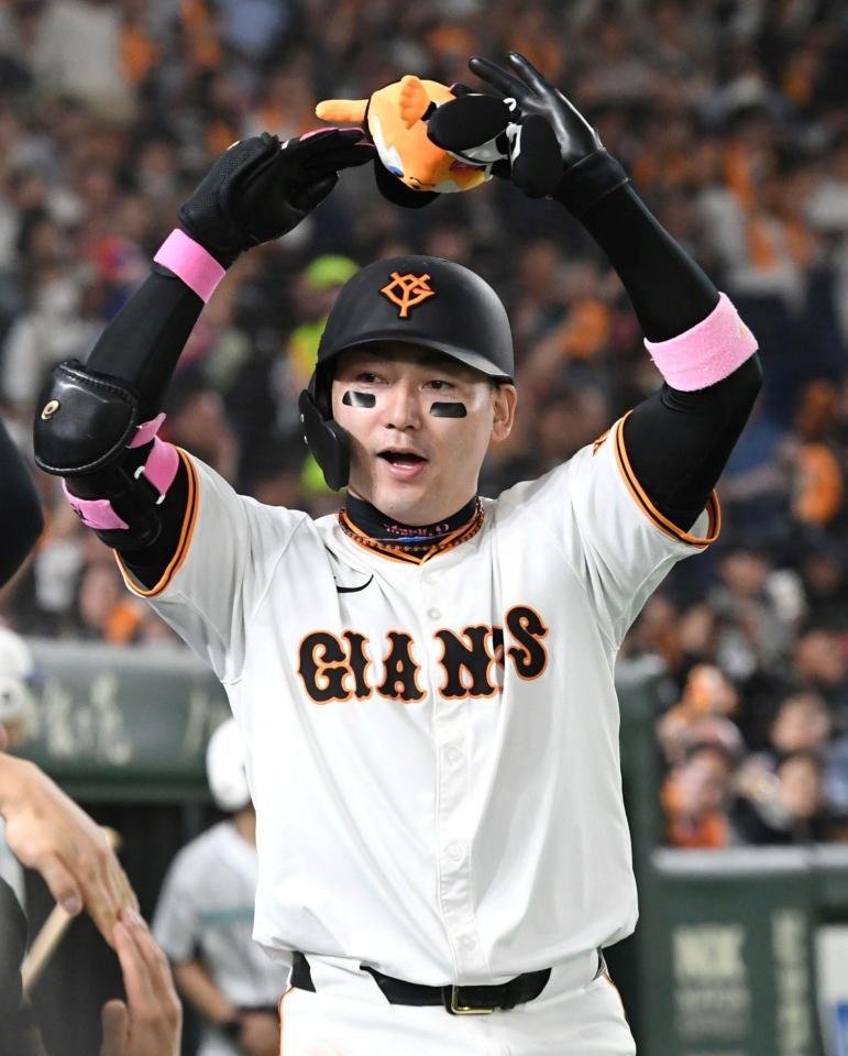 　５回、勝ち越しの１号ソロを放ちポーズを決める丸（撮影・佐藤厚）