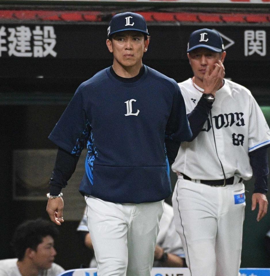 　敗戦に厳しい表情の松井監督（撮影・佐々木彰尚）