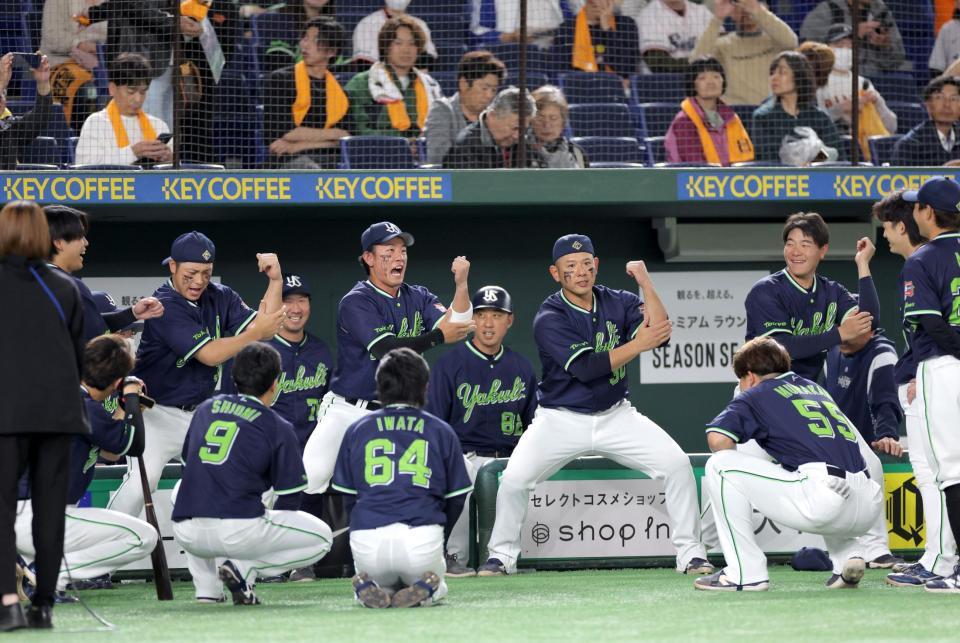 　試合前円陣で気合を入れる（左から）北村拓、増田、西田、松本直（撮影・西岡正）