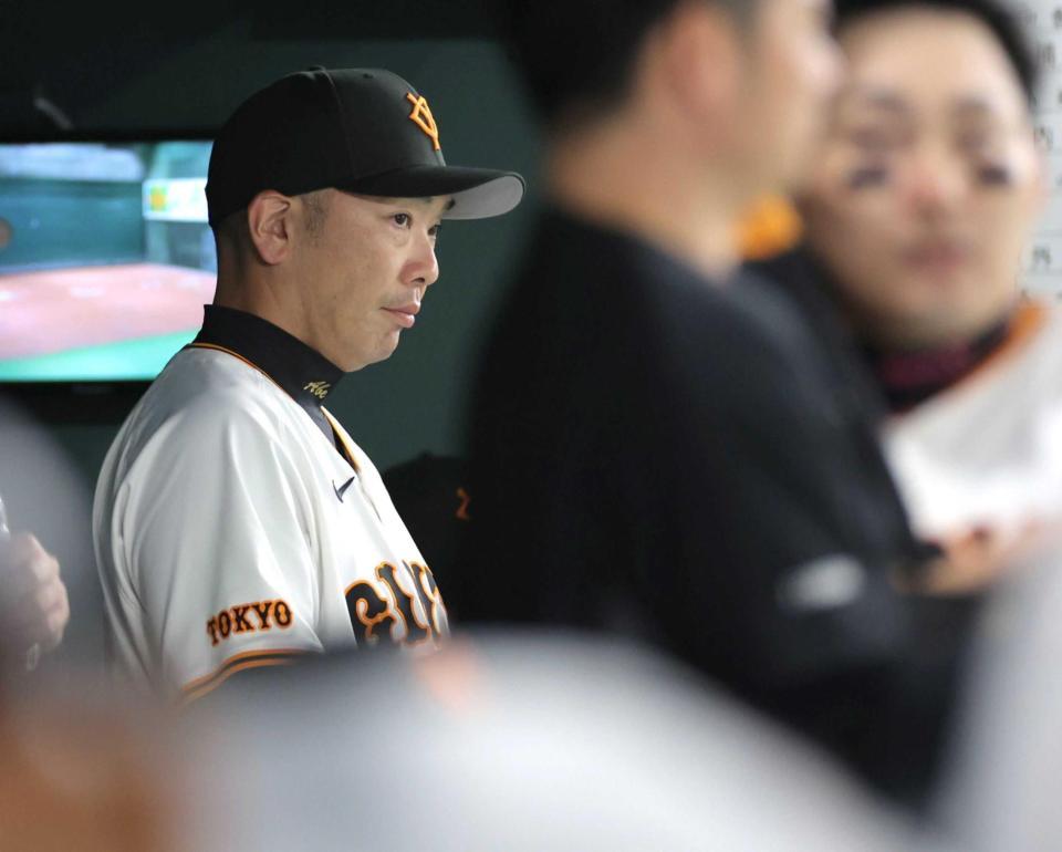 　９回、ベンチで厳しい表情を浮かべる阿部監督（撮影・西岡正）