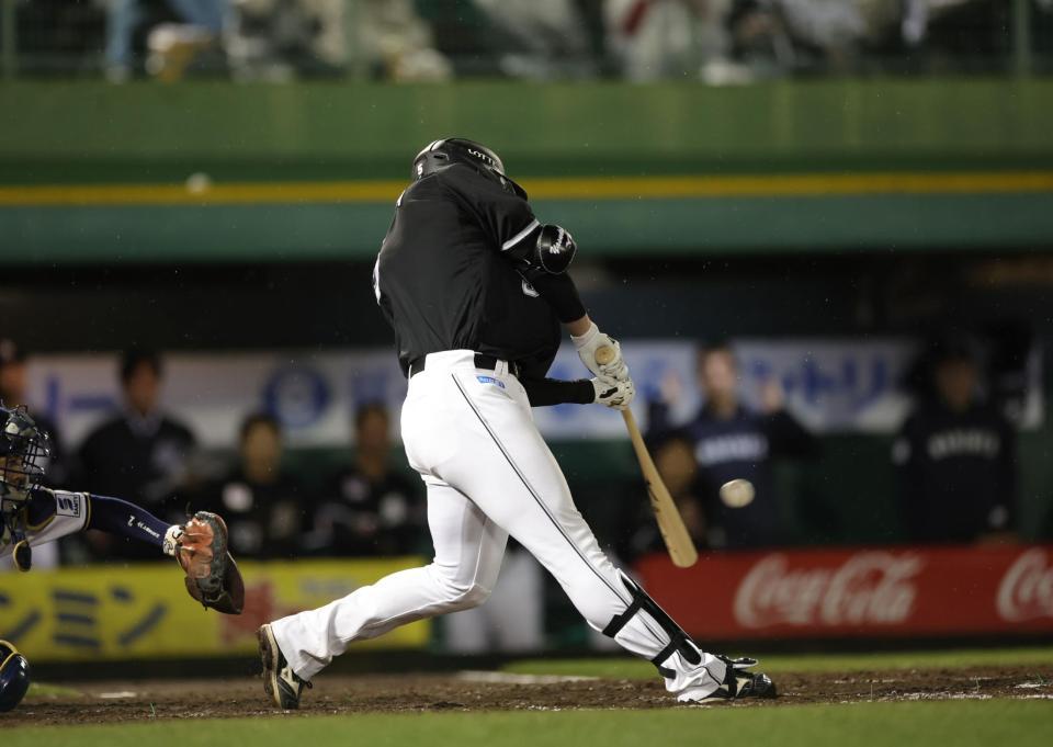 　９回、安田は左越えに２点タイムリーを放つ（撮影・坂部計介）