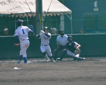 　３回、無死満塁で勝ち越し適時打を放つ大院大高・今坂