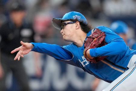 　６回途中無失点で今季初勝利を挙げた日本ハム・鈴木＝京セラドーム