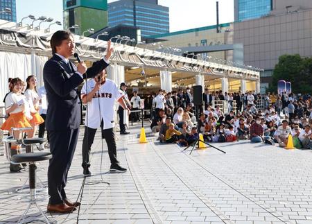 　試合前にトークショーを行った松井秀喜氏（撮影・西岡正）