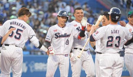 　延長１１回、塩見（中央）は中越えにサヨナラ２ランを放ち、ナインから祝福を受ける（撮影・佐藤厚）