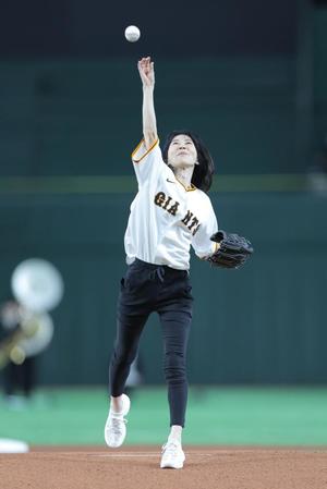 　ファーストピッチを行う長島三奈さん（撮影・西岡正）