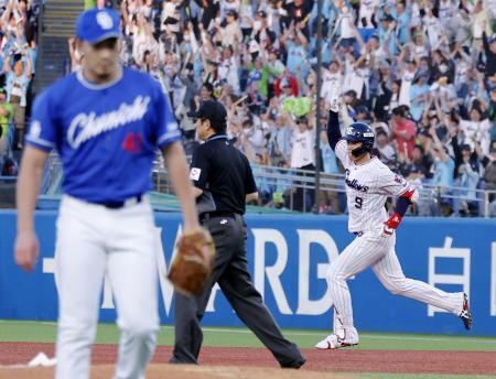 　１１回、サヨナラ２ランを放ち喜ぶヤクルト・塩見（右）。手前は中日・勝野＝神宮