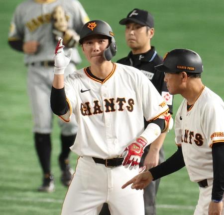 　１回、左前へ先制適時打を放った坂本（撮影・中田匡峻）