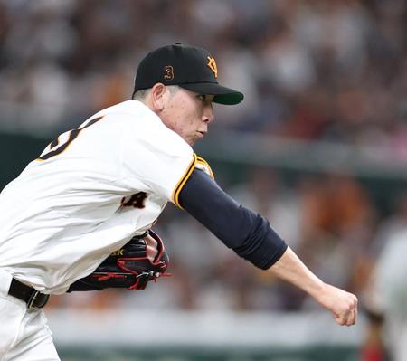 　力投する先発投手の戸郷（撮影・中田匡峻）