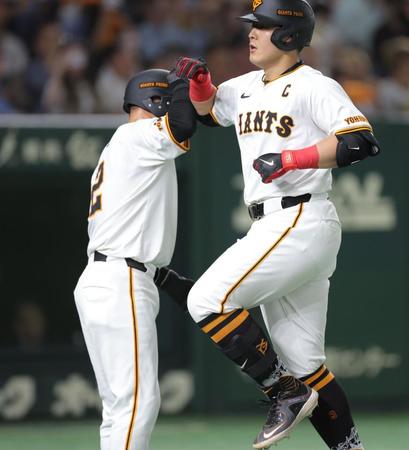 　２回、２ランを放ち、生還する岡本和（右）＝撮影・西岡正