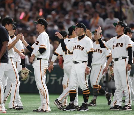 　阪神に勝利し、ナインを迎える阿部監督（中央）＝撮影・中田匡峻