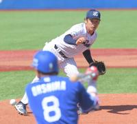 　１回、大島（手前）の打球が小川の右足を直撃、二塁ゴロとなる（撮影・佐藤厚）
