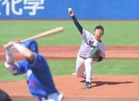 　１回、大島と対決する小川（撮影・佐藤厚）