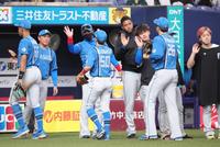 　オリックスに勝利し、ナインを出迎える新庄監督（中央）、先発の鈴木（左から３人目）ら（撮影・坂部計介）