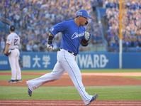 　８回、中田は木沢（左）から左越えに３号同点ソロを放つ（撮影・佐藤厚）