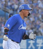 　８回、中田は木沢（左）から左越えに３号同点ソロを放つ（撮影・佐藤厚）