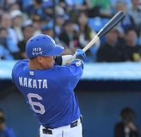 　８回、中田は木沢（左）から左越えに３号同点ソロを放つ（撮影・佐藤厚）