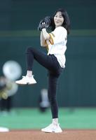 　ファーストピッチを行う長島三奈さん（撮影・西岡正）