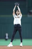 　ファーストピッチを行う長島三奈さん（撮影・西岡正）