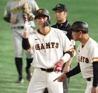 　１回、左前へ先制適時打を放った坂本（撮影・中田匡峻）