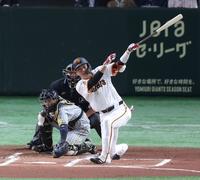 　１回、左前に先制適時打を放つ坂本（撮影・金田祐二）