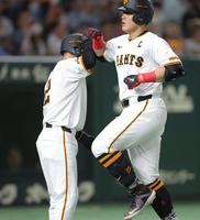 　２回、２ランを放ち、生還する岡本和（右）＝撮影・西岡正