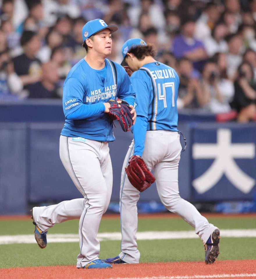 　６回、北浦（左）にマウンドを託した鈴木（撮影・坂部計介）